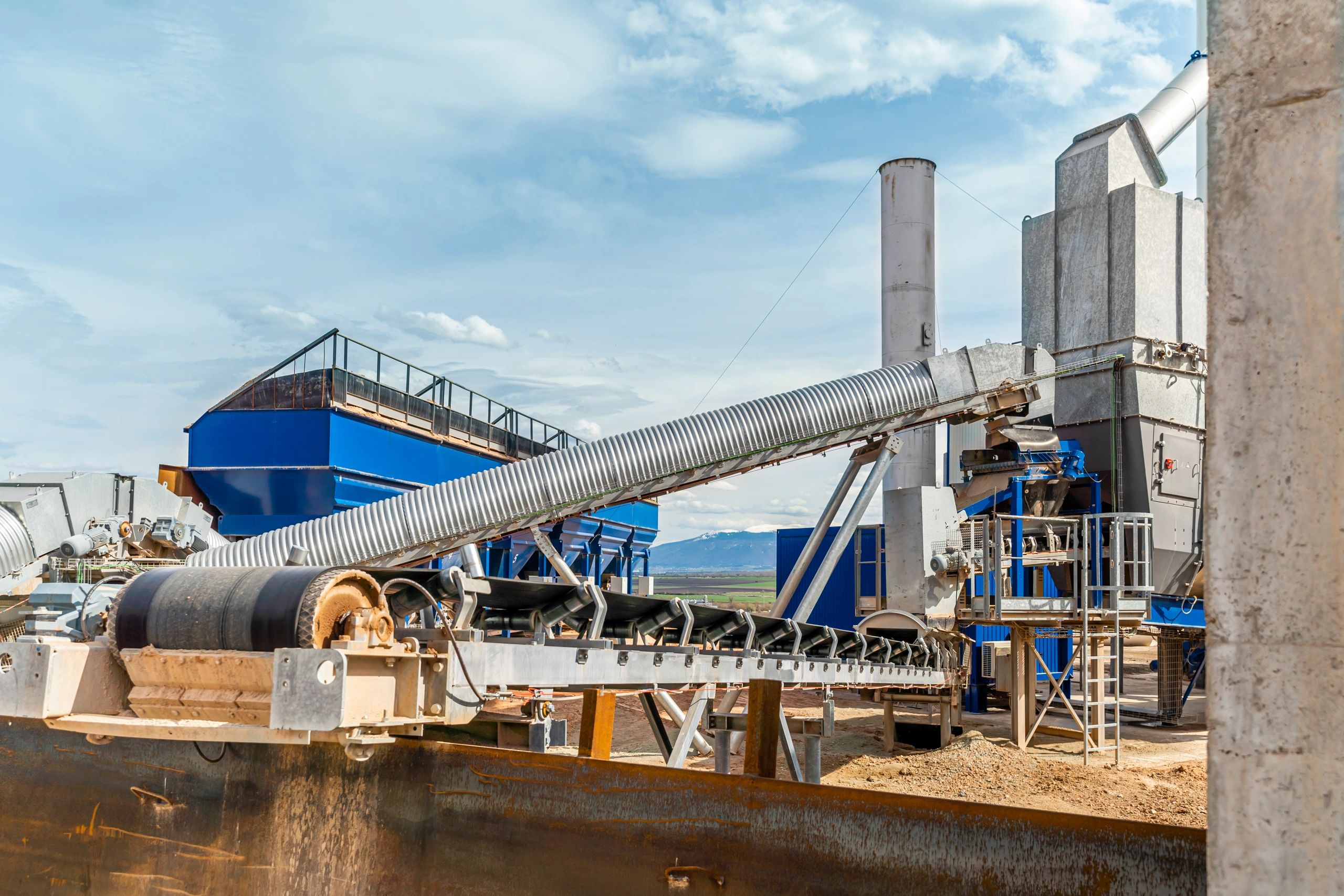 Planta industrial de gran escala vinculada a procesos de ingeniería