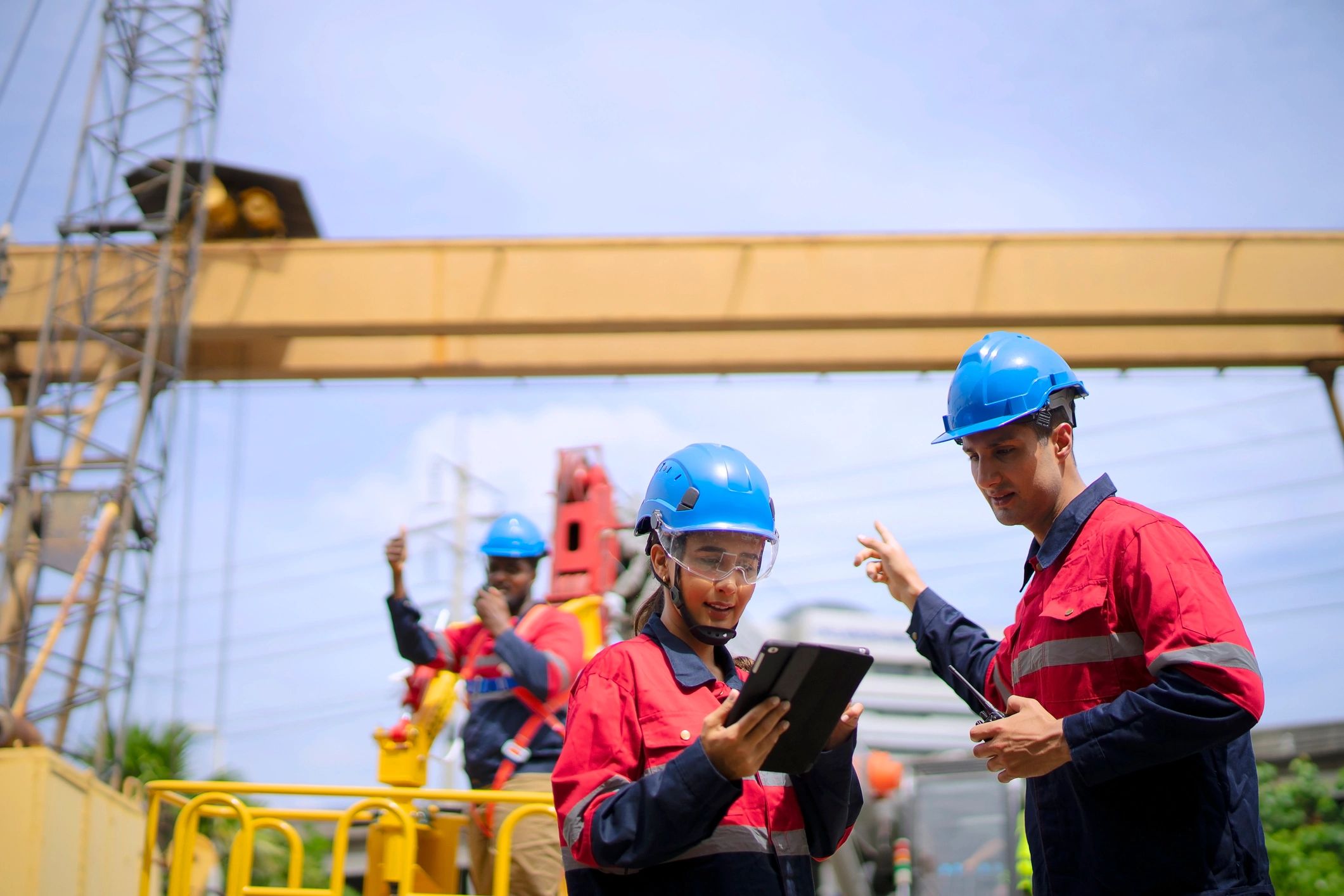 Equipo de ingeniería revisando avances en campo industrial
