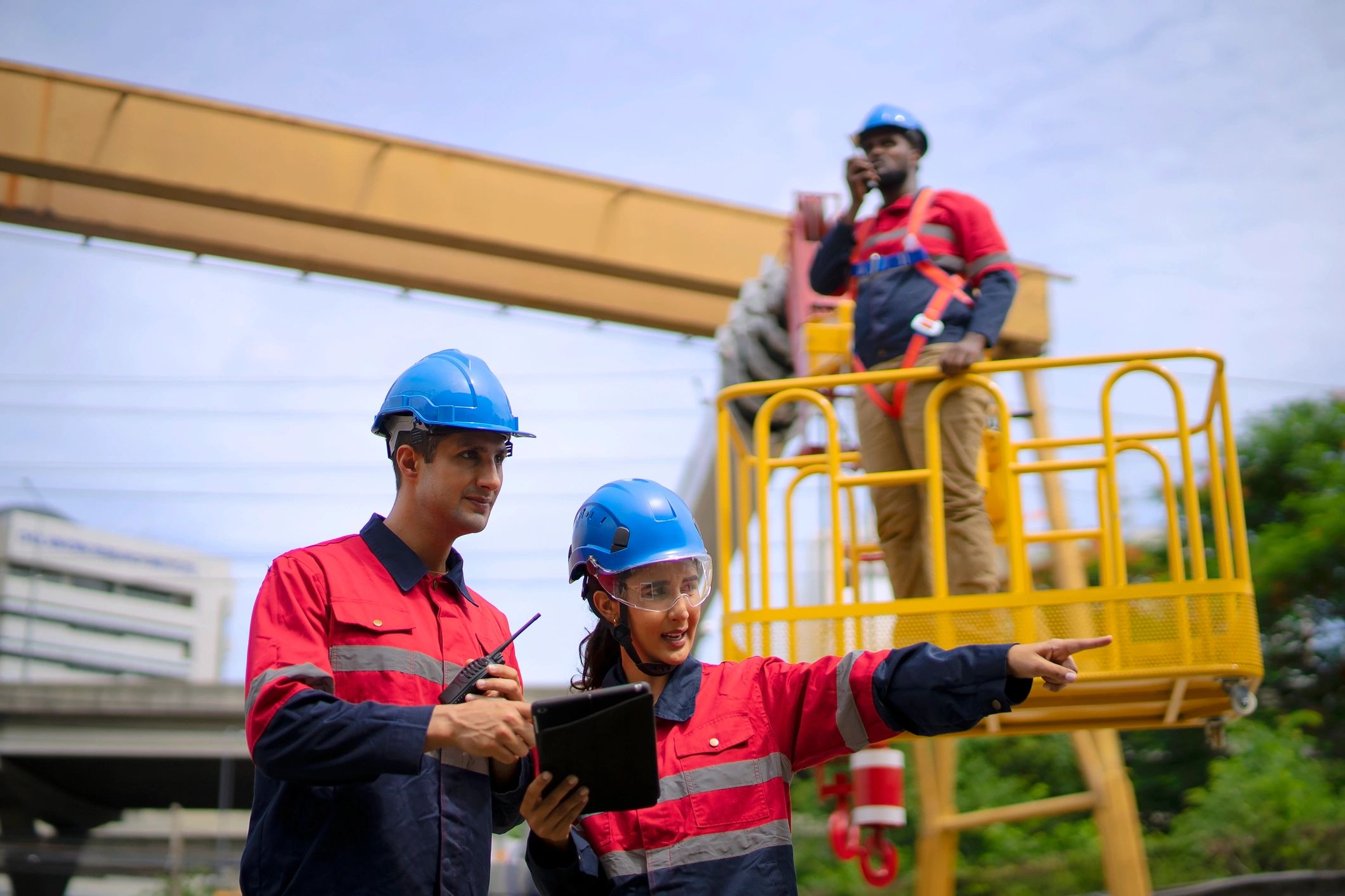 Ingenieros trabajando en obra industrial