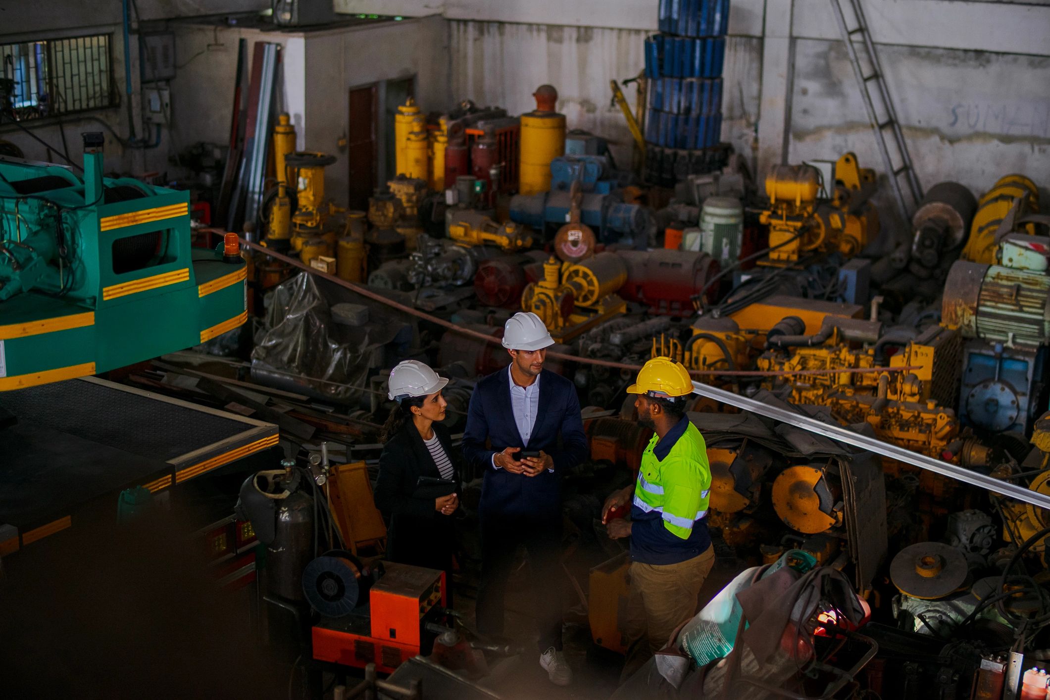 Ingeniero y cliente revisando avances en sitio industrial