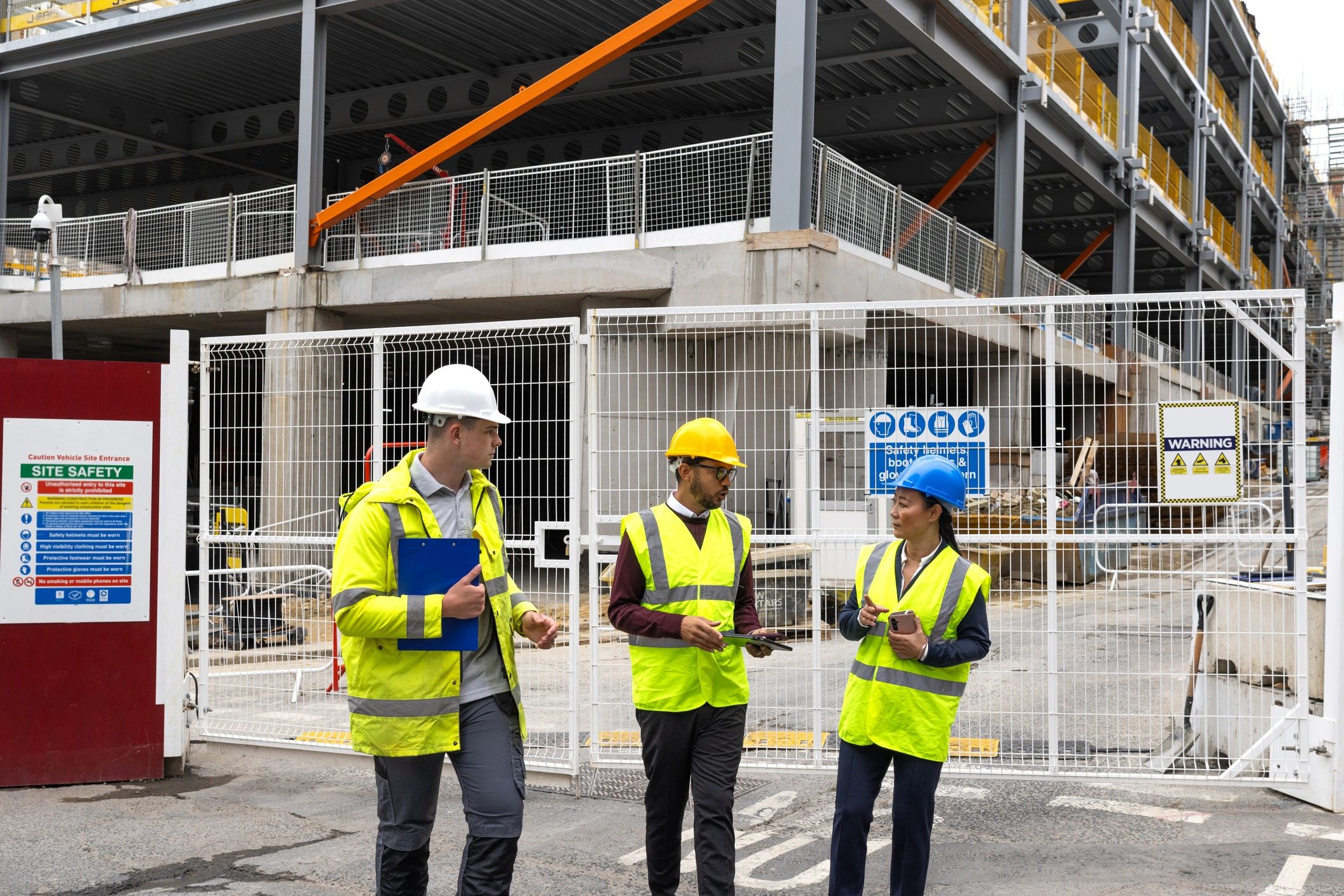 Equipo técnico de ingeniería en reunión de proyecto