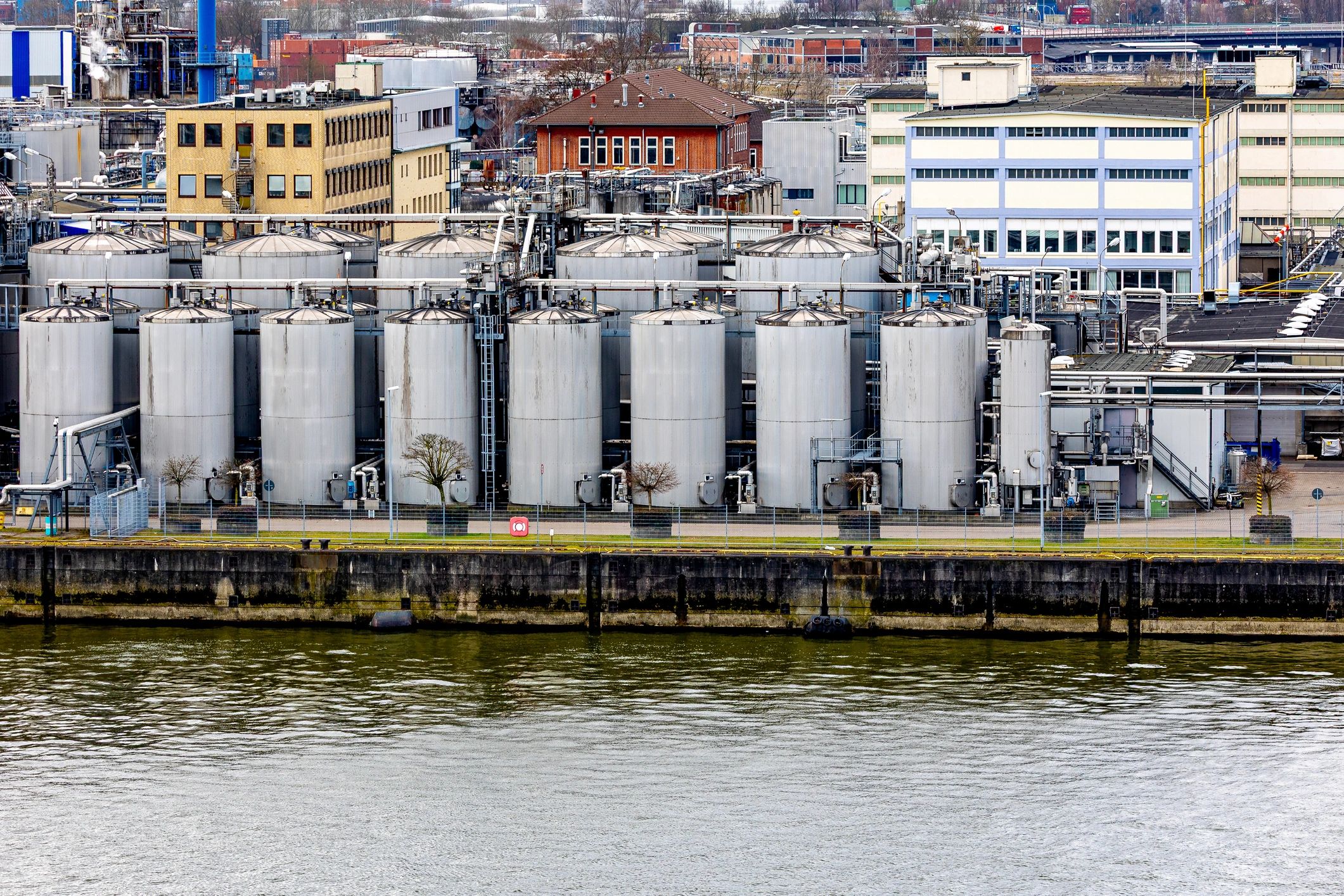 Tanques y tuberías en instalación industrial para manejo de efluentes